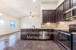 118 Samuel Dr in Mustang Ridge, TX - Building Photo