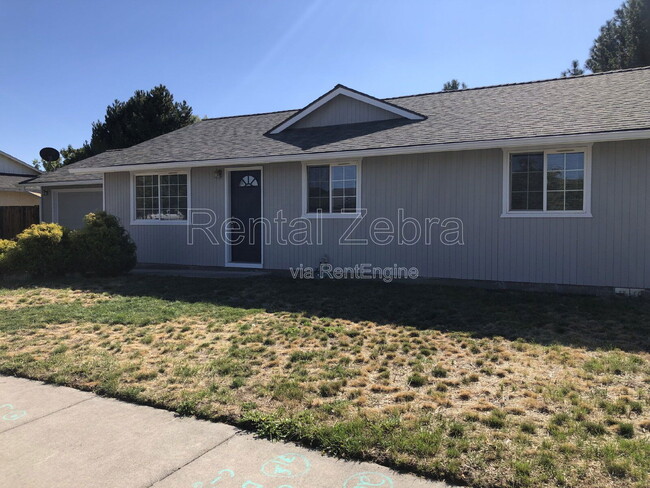 3234 SW Salmon Ave in Redmond, OR - Building Photo - Building Photo