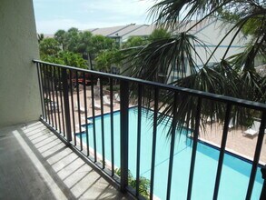 708 Executive Center Dr in West Palm Beach, FL - Building Photo - Building Photo