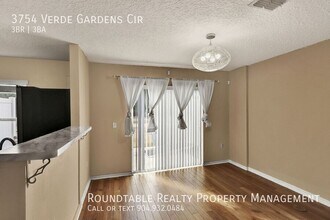 3754 Verde Gardens Cir in Jacksonville, FL - Foto de edificio - Building Photo