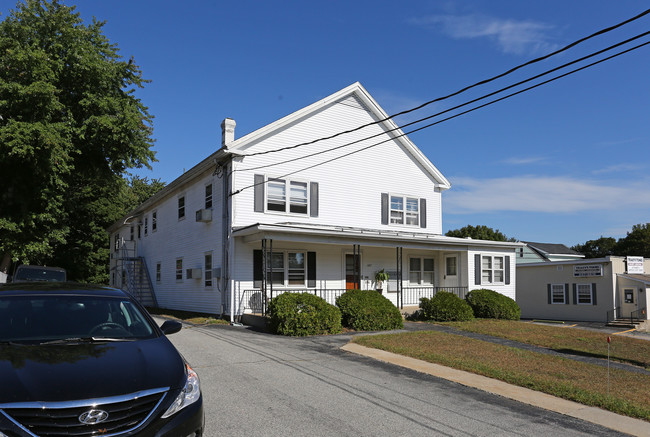 107 Lebanon Ave in Colchester, CT - Foto de edificio - Building Photo