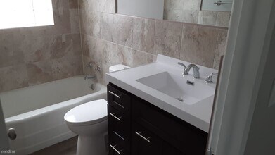 523 N Genesee St in Waukegan, IL - Building Photo - Building Photo