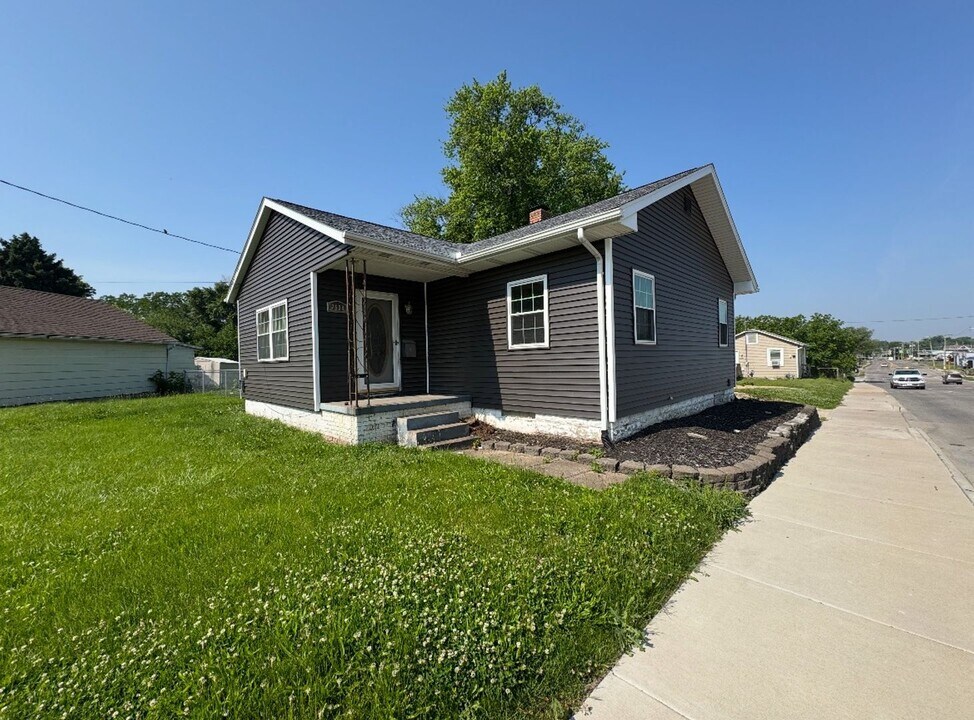 2534 Hickory Grove Rd in Davenport, IA - Building Photo