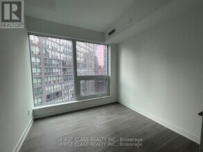 8 Wellesley St W in Toronto, ON - Building Photo - Building Photo