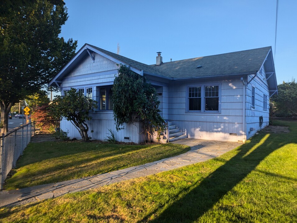432 3rd Ave N in Edmonds, WA - Foto de edificio