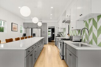 4439 Victoria Park Dr in Los Angeles, CA - Foto de edificio - Building Photo