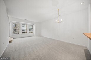 23094 Fontwell Square in Sterling, VA - Building Photo