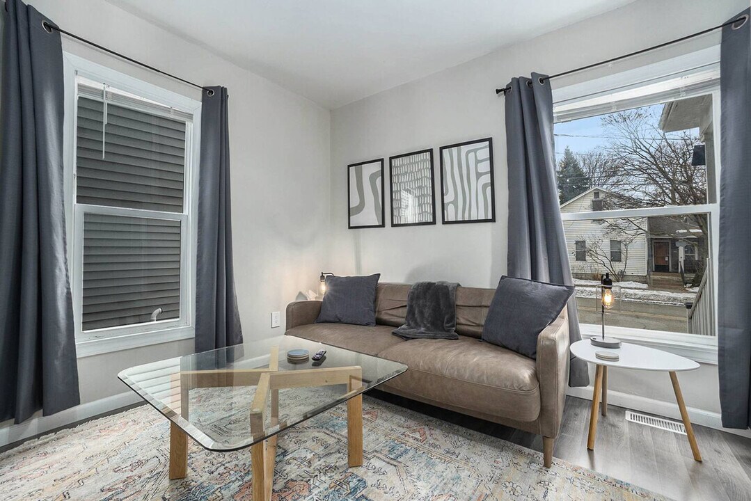 415 6th St NW in Grand Rapids, MI - Building Photo