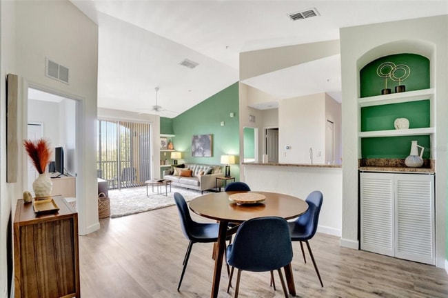 8335 38th St Cir E in Sarasota, FL - Foto de edificio - Building Photo