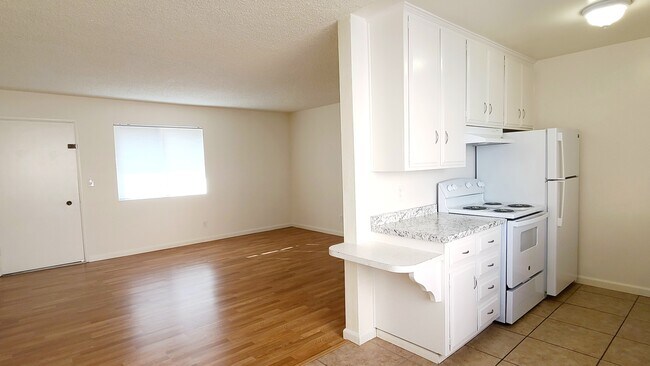 1327 Grand Ave, Unit 10 in San Diego, CA - Building Photo - Building Photo