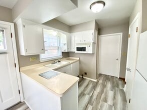 8900-8916 W Howard Ave in Milwaukee, WI - Foto de edificio - Building Photo