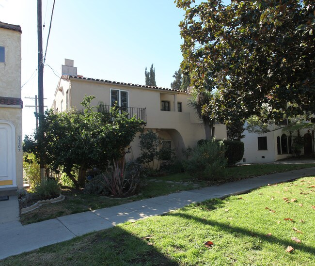 3352 Rowena Ave in Los Angeles, CA - Foto de edificio - Building Photo