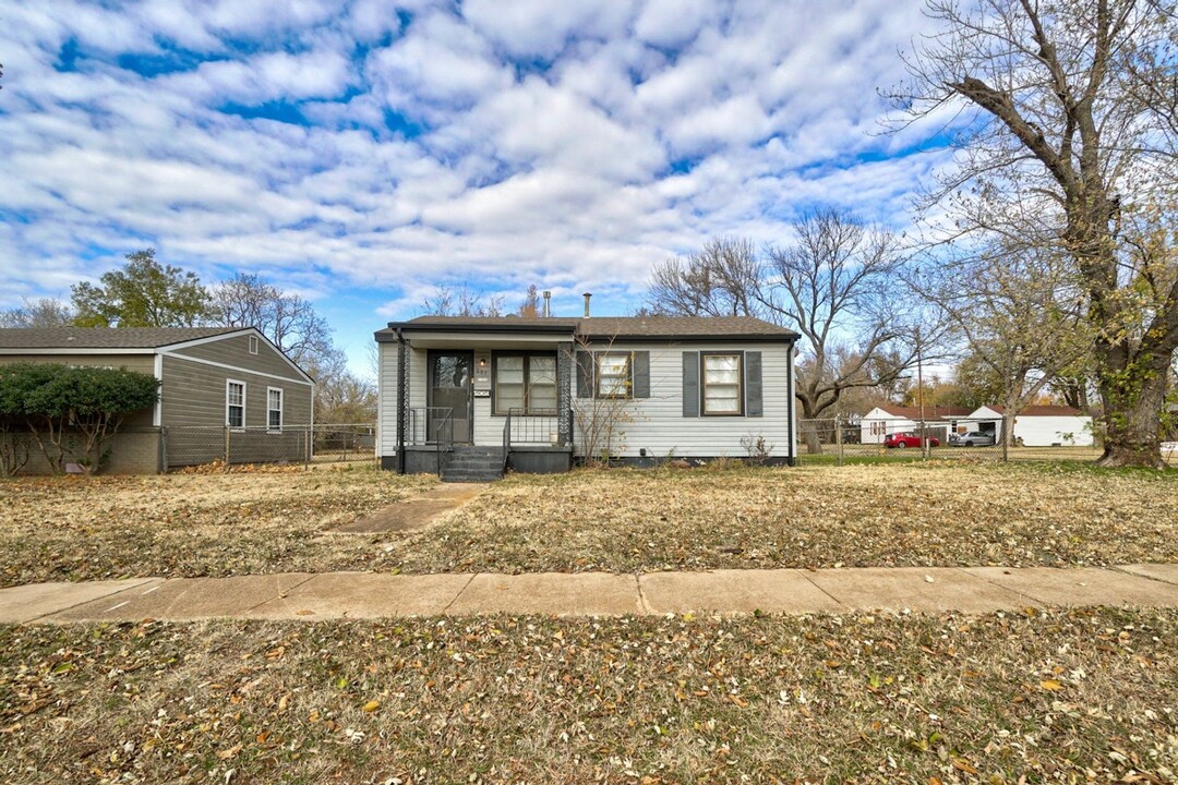 201 W 7th St in Edmond, OK - Building Photo