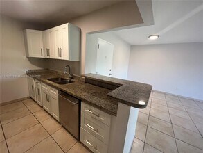 10393 N Kendall Dr-Unit -U6 in Miami, FL - Building Photo - Building Photo