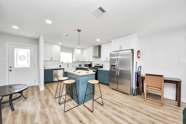 5115 Clay St in Houston, TX - Building Photo - Building Photo