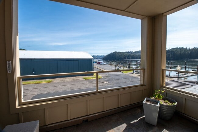 75 Harbor St in Florence, OR - Building Photo - Building Photo