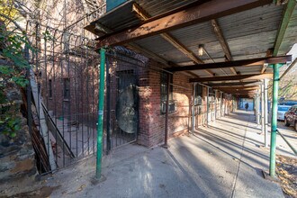 Coop in Bronx, NY - Foto de edificio - Building Photo