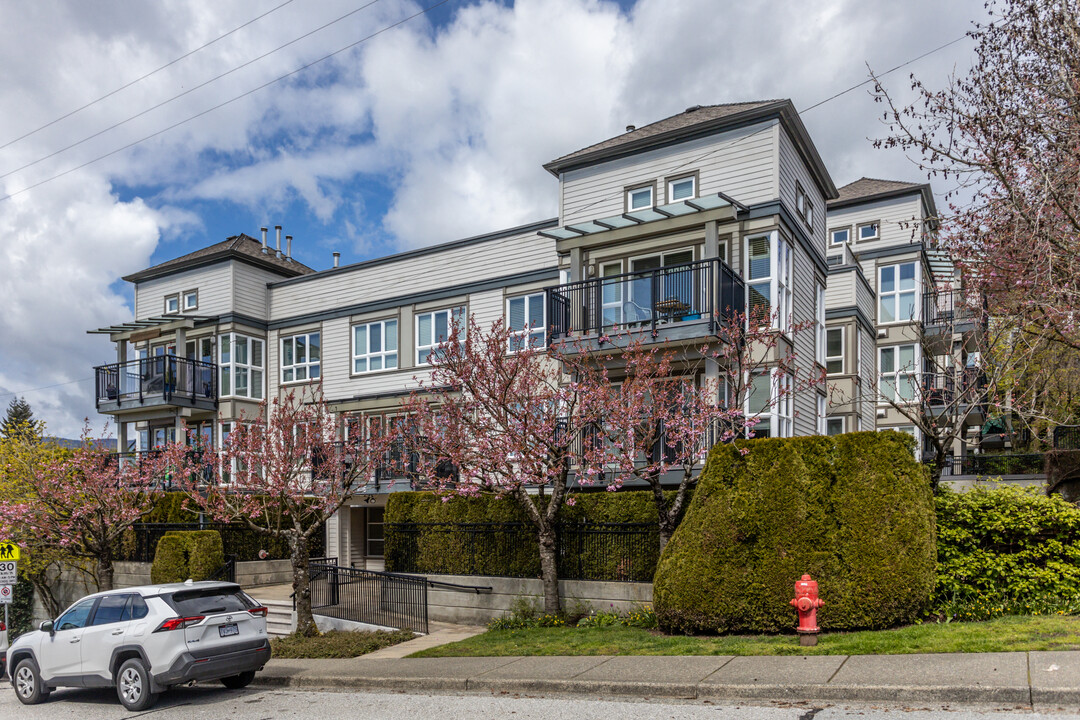 106 Kings Rd W in North Vancouver, BC - Building Photo