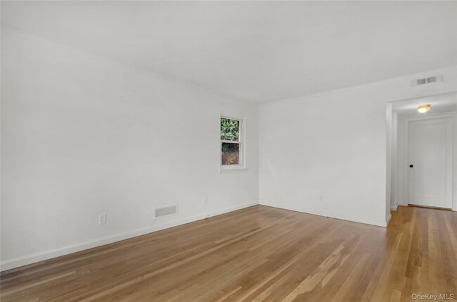 330 Harvard Rd in Garden City, NY - Building Photo - Building Photo