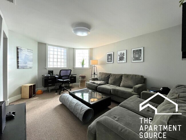 2028 N Sawyer Ave, Unit G in Chicago, IL - Building Photo - Building Photo