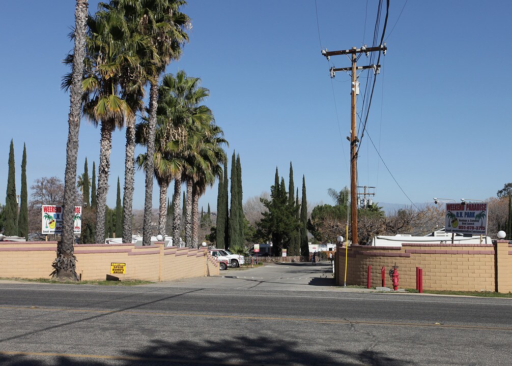 Weekend Paradise R.v. Park in Lake Elsinore, CA - Foto de edificio