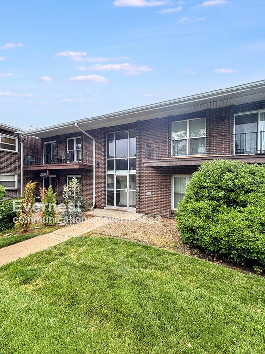 10368 Forest Brook Ln in St. Louis, MO - Building Photo