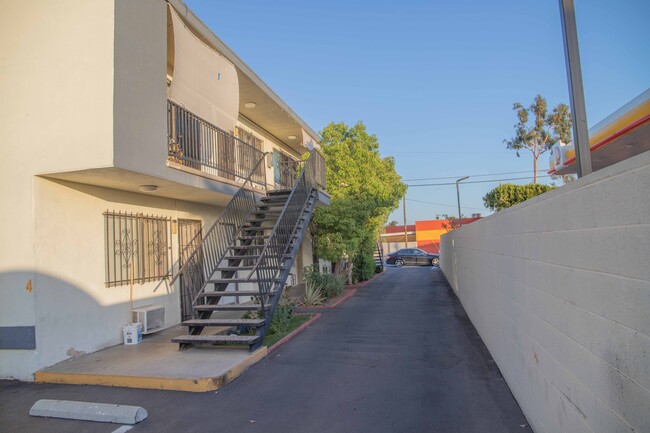 Maclay Apartments in San Fernando, CA - Building Photo - Building Photo