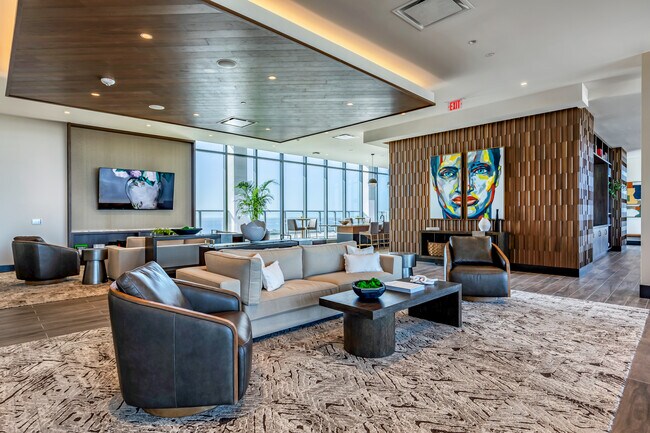 AER APARTMENTS in Tampa, FL - Foto de edificio - Interior Photo