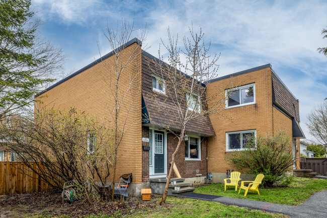 30-72 Chesterton Dr in Ottawa, ON - Building Photo - Building Photo