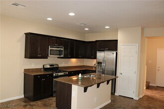 10211 Glimmering Star Dr in Las Vegas, NV - Building Photo - Building Photo