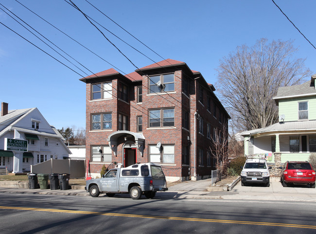 1615 E Main St in Waterbury, CT - Foto de edificio - Building Photo