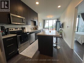 690 King St W in Kitchener, ON - Building Photo