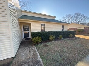 210 Lakeview Dr in Tupelo, MS - Building Photo - Building Photo
