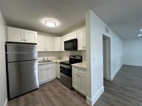 2500 Johnson St in Hollywood, FL - Building Photo - Building Photo