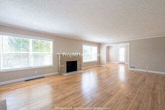 12566 SE 27th Ave in Milwaukie, OR - Building Photo - Building Photo