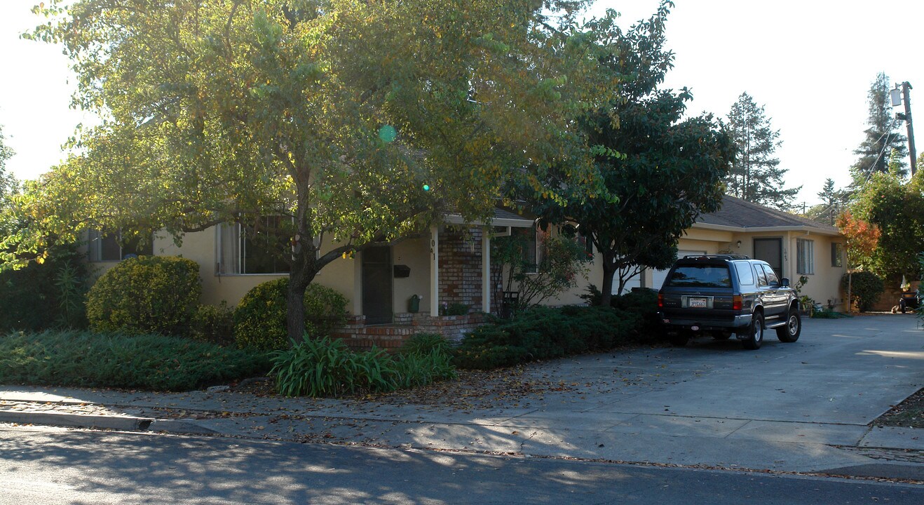 1041 King St in Santa Rosa, CA - Building Photo