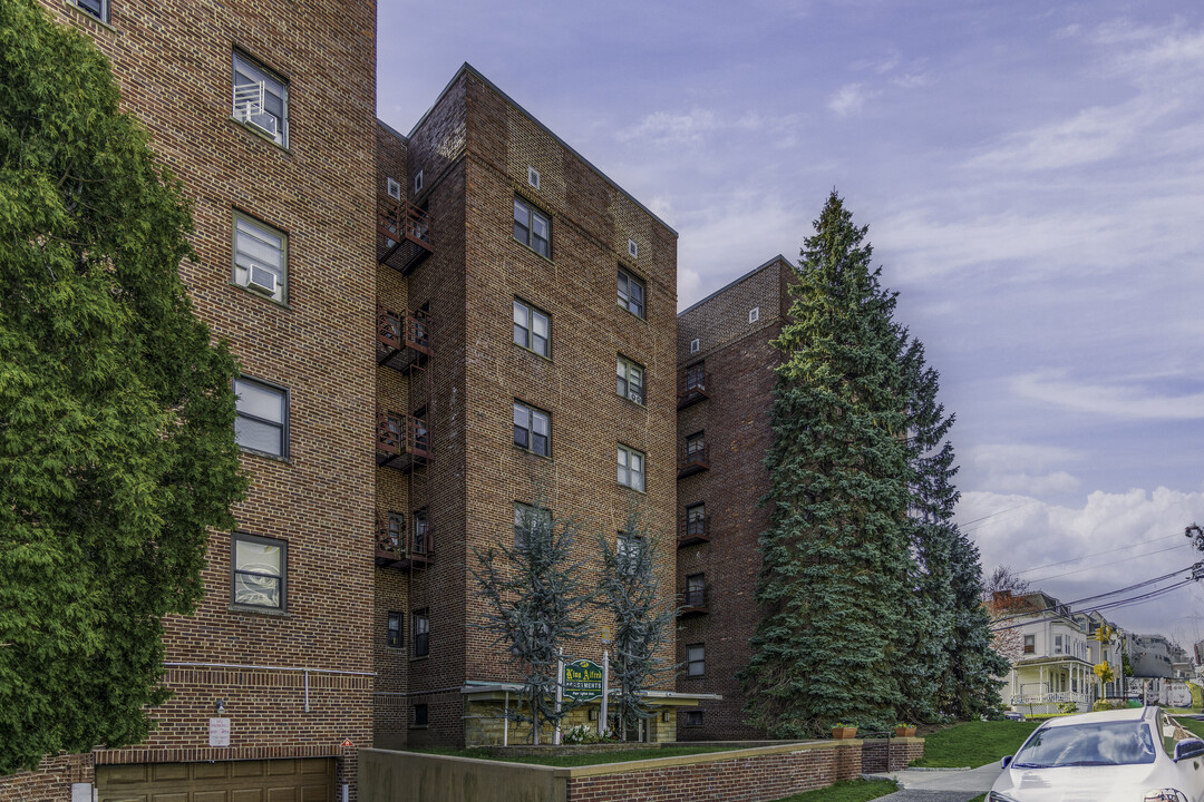 King Alfred Apartments in Passaic, NJ - Building Photo