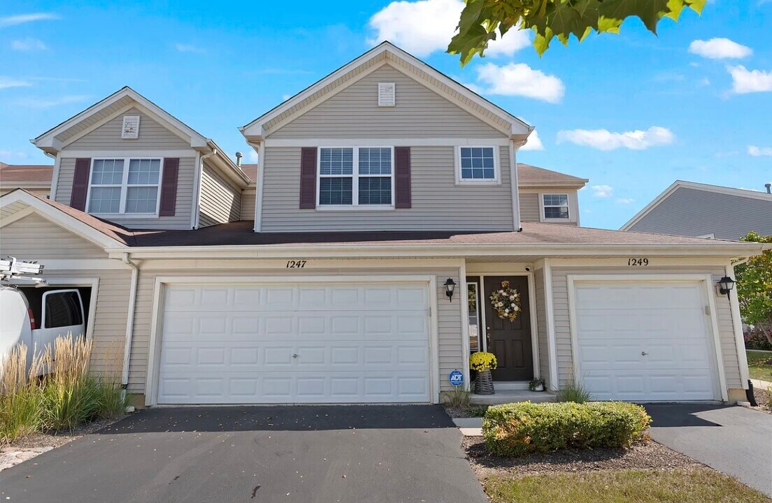 1247 Waverly Dr in Volo, IL - Foto de edificio