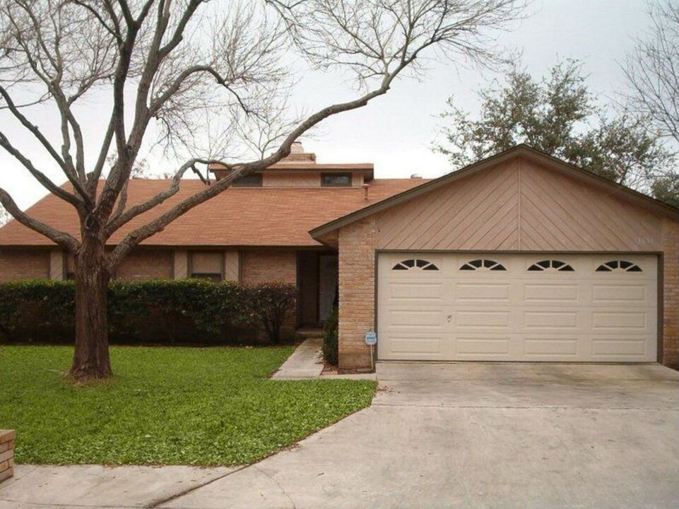 13851 Chisom Creek Dr in San Antonio, TX - Foto de edificio