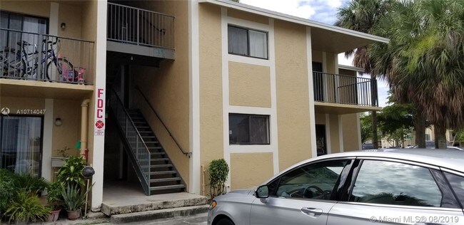 251 Palm Cir W-Unit -206 in Pembroke Pines, FL - Foto de edificio - Building Photo