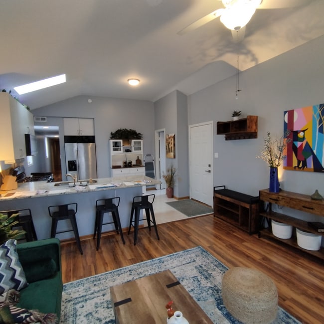 2447 W Lexington St, Unit Apartment 3