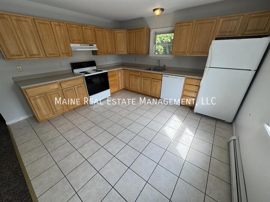 1833 Hammond St in Hermon, ME - Foto de edificio