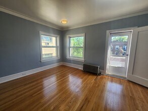 1058 W Columbia Ave, Unit 3rd Floor in Chicago, IL - Building Photo - Building Photo