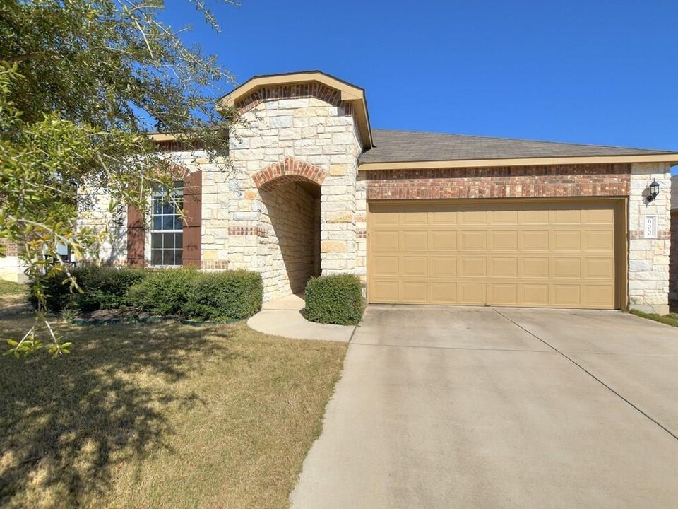 600 Hoot Owl Ln S in Leander, TX - Building Photo