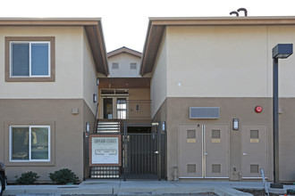 Emperor Estates in Dinuba, CA - Foto de edificio - Building Photo