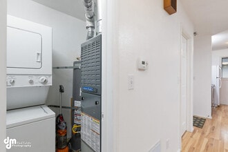 4240 Folker St, #B202, Unit B202 in Anchorage, AK - Foto de edificio - Building Photo