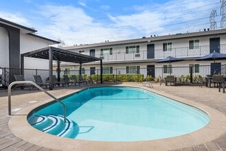 The 5800 Apartment Homes in Lakewood, CA - Building Photo - Building Photo