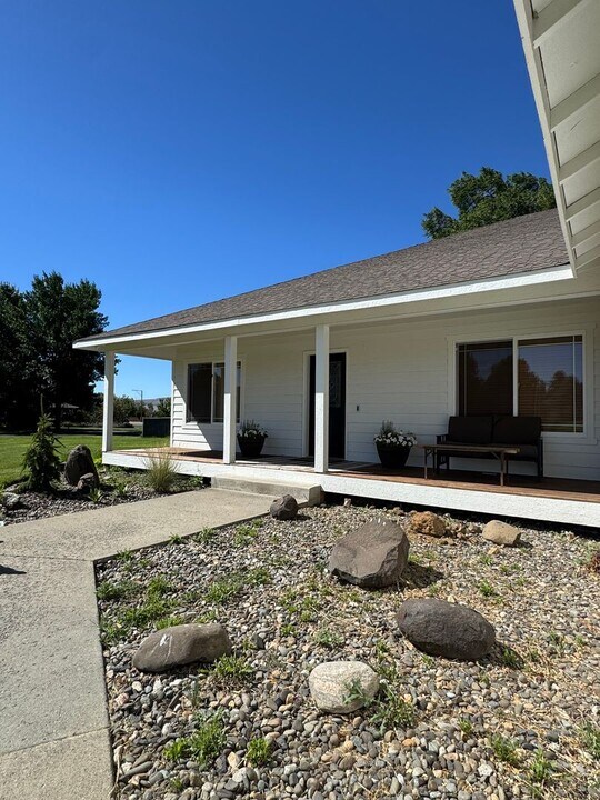 250 Oasis Ln in Ellensburg, WA - Building Photo