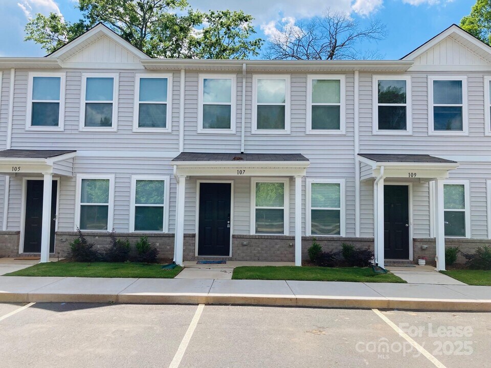 107 Villa Ln in Lincolnton, NC - Building Photo