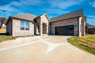 7922 Kanis Pines Dr in Little Rock, AR - Building Photo - Building Photo